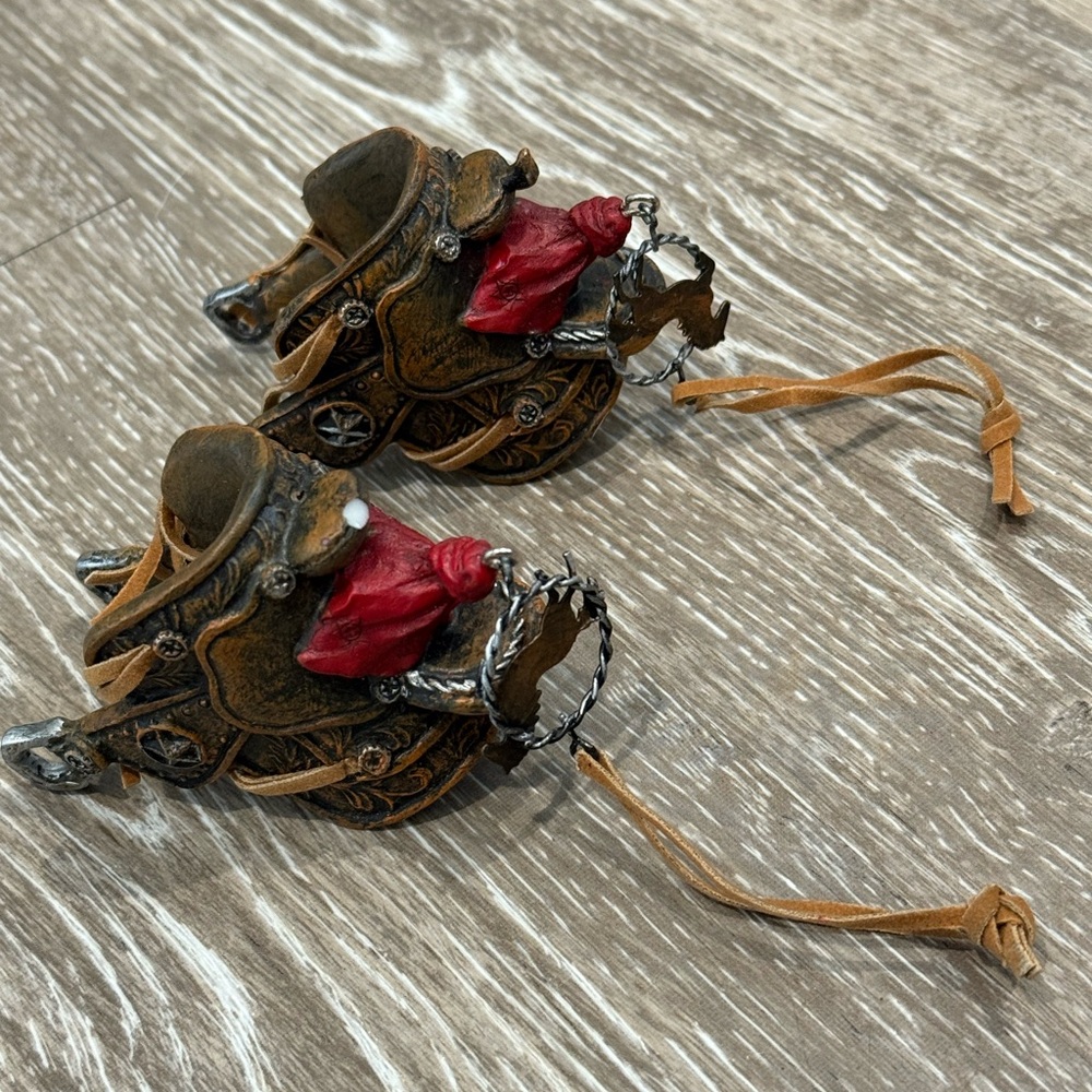 Large lot of Vintage Western/Cowboy Christmas ornaments Decor. 30 + pieces. - Picture 4 of 16